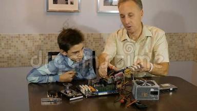 爸爸教儿子一个十几岁的孩子，电脑里`什么。 供电。