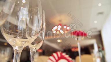 婚礼招待会上的玻璃特写。 场景。 婚礼桌