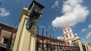 西班牙时代建造了圣保罗第一隐士大教堂，展示了她的铁栅栏和钟楼。