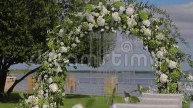 婚礼装饰，拱门为婚礼的鲜花。 现代婚礼装饰