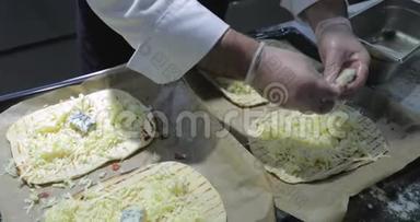 戴乳胶手套的厨师在烤盘上展示比萨饼的面团，在面团上展示不同的奶酪，面团在纸上传播