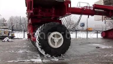 冬季巨型起重机车轮运动机理。