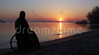 残疾男子抱着希望迎接黎明，轮椅上的<strong>残疾人</strong>手中的暖饮料