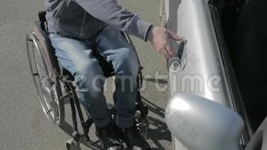 轮椅使用者在日常生活中面临的问题，残疾人上车，残疾人坐轮椅，残疾人，
