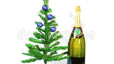停止运动，新年`在新年树上的球和一<strong>大瓶</strong>起泡葡萄酒