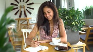 年轻女子写日记，喝咖啡