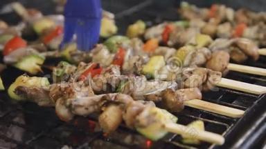 烧烤青蛙<strong>腿</strong>和蘑菇在串上。 在市场上烤肉和蔬菜。 很多烤肉