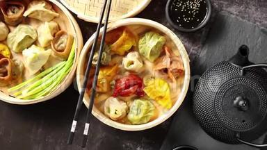 东方传统的中国饺子在木制蒸笼里