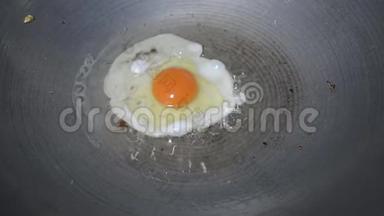 一个油锅上的煎蛋。/不到五分钟就`早餐了。 这`你的沙拉多加一些汤。 这`是什么使它变了