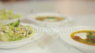 介绍餐厅午餐菜单。 卷心菜肉汤和清淡沙拉