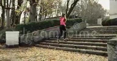 健身女孩缓慢地跑上楼梯。 年轻女子健身锻炼。 减肥运动。 4k红色史诗。