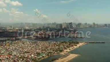 菲律宾马尼拉港。 带有货物起重机的海港。 偏远<strong>贫困</strong>地区和商业中心的城市景观