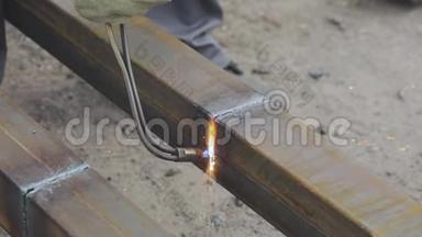 用气刀切割金属制品，工人用气刀切割金属型材，切割金属特写
