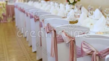 在餐馆，宴会上婚礼装饰的桌子。 婚礼装饰品是用真花做的。 结婚花