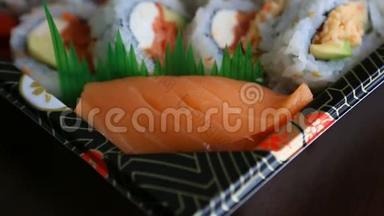 新鲜寿司卷配有生料和熟料1080p