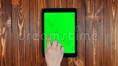 平板绿色屏幕上的手指滑动。 双人滑右手势。