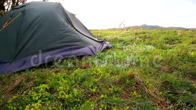 在美丽的晨山景观中，帐篷在<strong>大风</strong>中摇曳