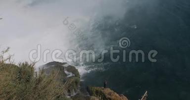 安塔利亚的杜登瀑布，一个美丽的夏日里的土耳其。旅游目的地