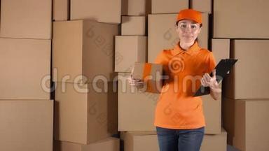 穿橙色制服的女孩快递员把包裹送到错误的地址。 错误或不准确概念，4K视频