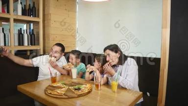 幸福家庭<strong>之父</strong>在咖啡馆里用披萨做自拍