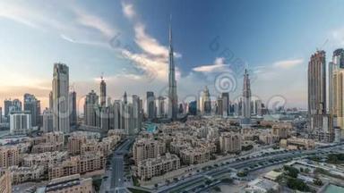 迪拜市中心的天际线一天到一夜之间，从迪拜的顶部可以看到哈利法塔和其他塔的全景