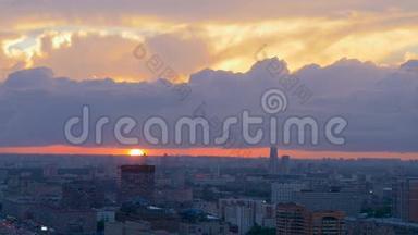 时光流逝。 莫斯科上空美丽的日落.. 大的<strong>云游</strong>过城市。