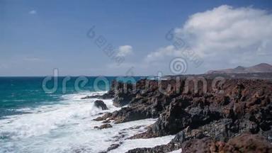 西班牙加那利群岛兰萨罗特的蒂曼法亚国家公园的海洋和悬崖无缝环路视频高清