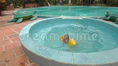 小女孩在酒店用雨伞在小圆池游泳
