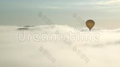 <strong>漂浮</strong>在晨雾之上的<strong>气球</strong>，卡斯特劳德，多尔多涅，阿基坦