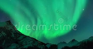 北极光或北极光北极光在洛福滕上空夜空中的时间流逝片段