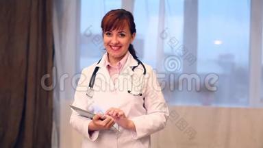 医院里的一名女医生带着药片