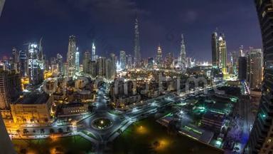 迪拜市中心的天际线夜以继日，从迪拜的顶部可以看到哈利法塔和其他塔的全景
