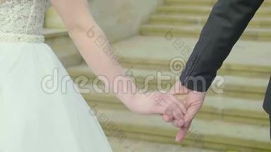 已婚夫妇牵手的特写镜头。 新郎新娘户外婚礼视频