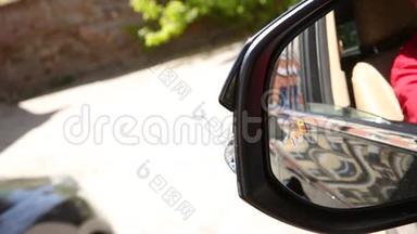 现代车辆侧视镜中的盲点监测系统警示灯图标。 汽车系统盲点