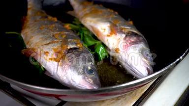 厨师用煎锅烹制海鲈鱼. 烹饪理念。 4k，海鲜