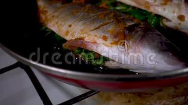 厨师用煎锅烹制海鲈鱼。烹饪概念。 4k，海鲜
