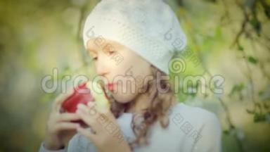 公园里吃红苹果的小女孩的肖像