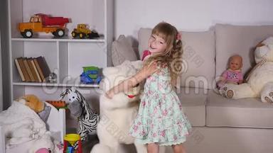 一个女孩和一只<strong>白熊</strong>在房间里旋转。 慢动作