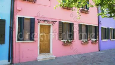 舒适的粉红色房子与花盆，美丽的彩色建筑在布拉诺威尼斯