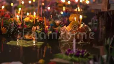 很多克拉伦斯河漂浮在水面上。 庆祝泰国传统节日-Loy Krathong