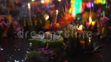 很多克拉伦斯河漂浮在水面上。 庆祝泰国传统节日-Loy Krathong