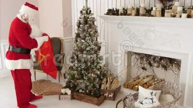圣诞老人在圣诞树下送礼物