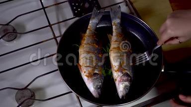 厨师用煎锅烹制海鲈鱼。烹饪概念。 4k，海鲜
