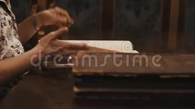 全景拍摄老女人的叶子通过书俄罗斯草书文字桌上