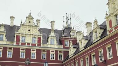 古典主义城堡，黄色，红色立面