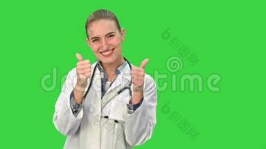 年轻医生女士微笑、竖起大拇指、<strong>用听诊器</strong>和实验室看镜头的画像