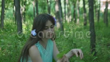 《森林中的<strong>模范</strong>女孩》的肖像照