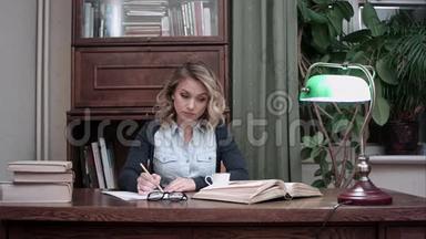 <strong>忙着</strong>工作的年轻女人做笔记，喝了咖啡后呛<strong>着</strong>