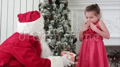 圣诞老人送礼物给一个惊讶的小女孩，拥抱她