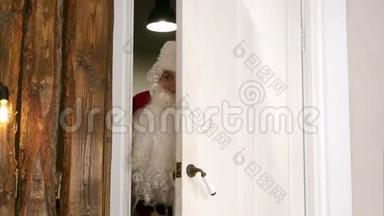 偷偷溜进客厅的圣诞老人